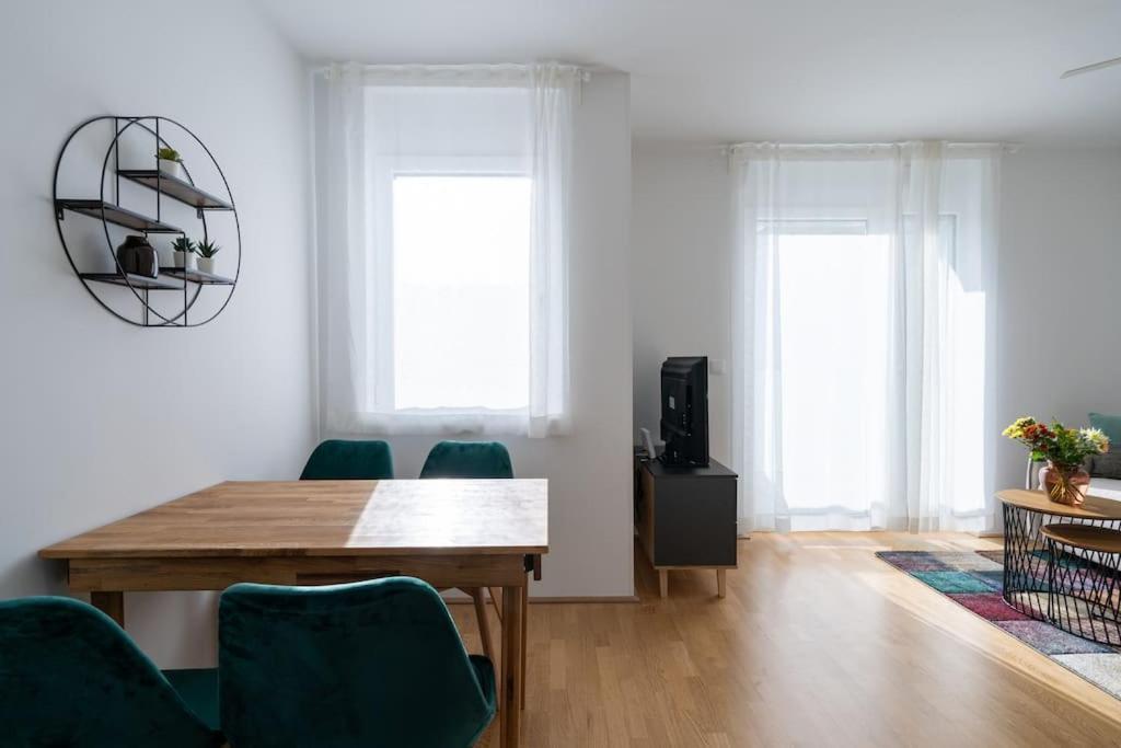 Hm • Sleek 1Br Home With Balcony Wien Exterior foto