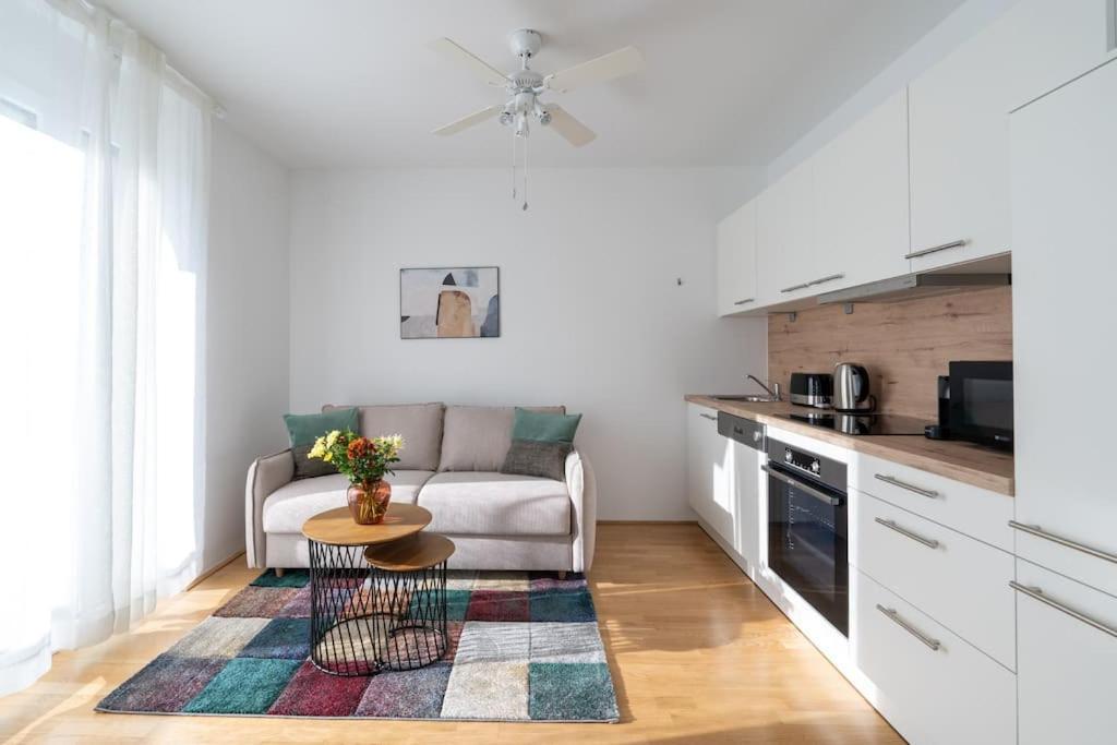 Hm • Sleek 1Br Home With Balcony Wien Exterior foto