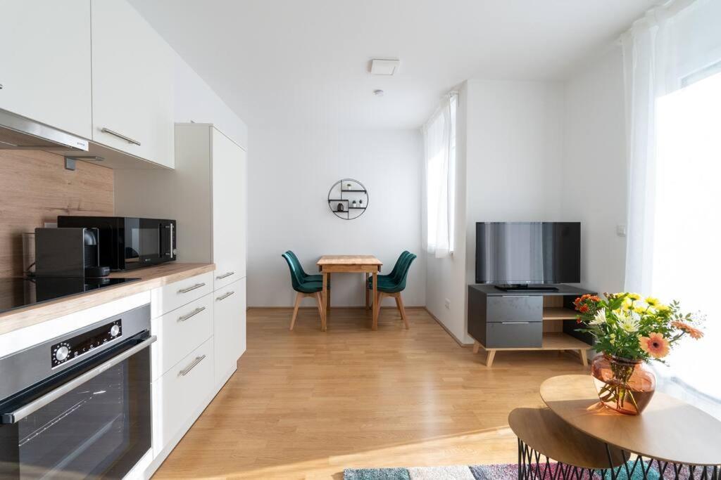 Hm • Sleek 1Br Home With Balcony Wien Exterior foto