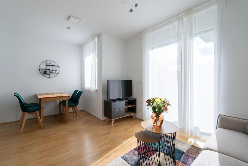 Hm • Sleek 1Br Home With Balcony Wien Exterior foto